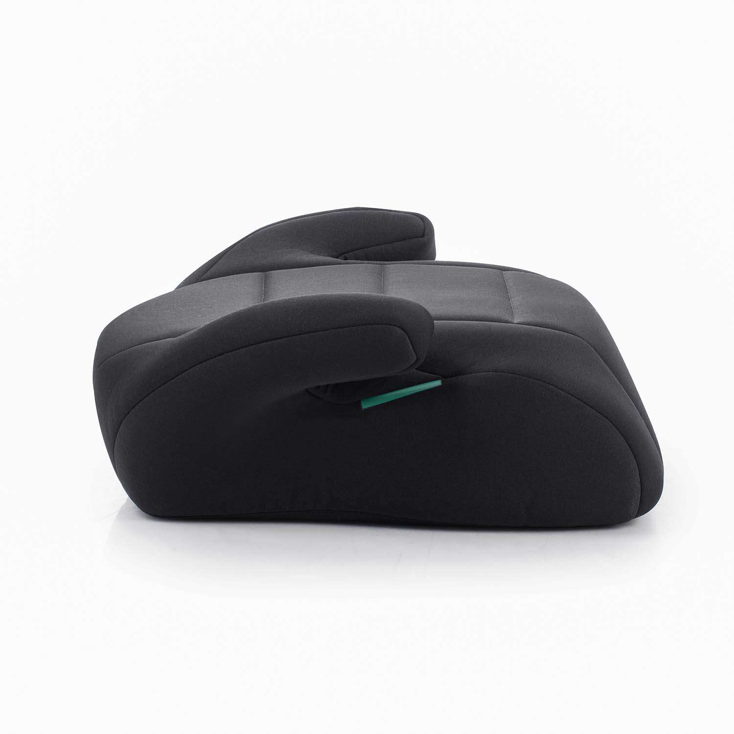 Alzador de coche Eleba i-Belt de color negro con guías uq facilitan la instalación con el cinturón del coche.