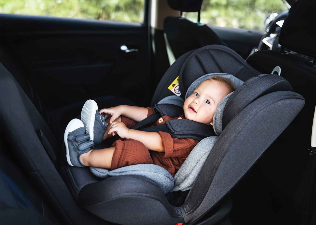 Niño pequeño viajando en silla a contramarcha | Vivitta