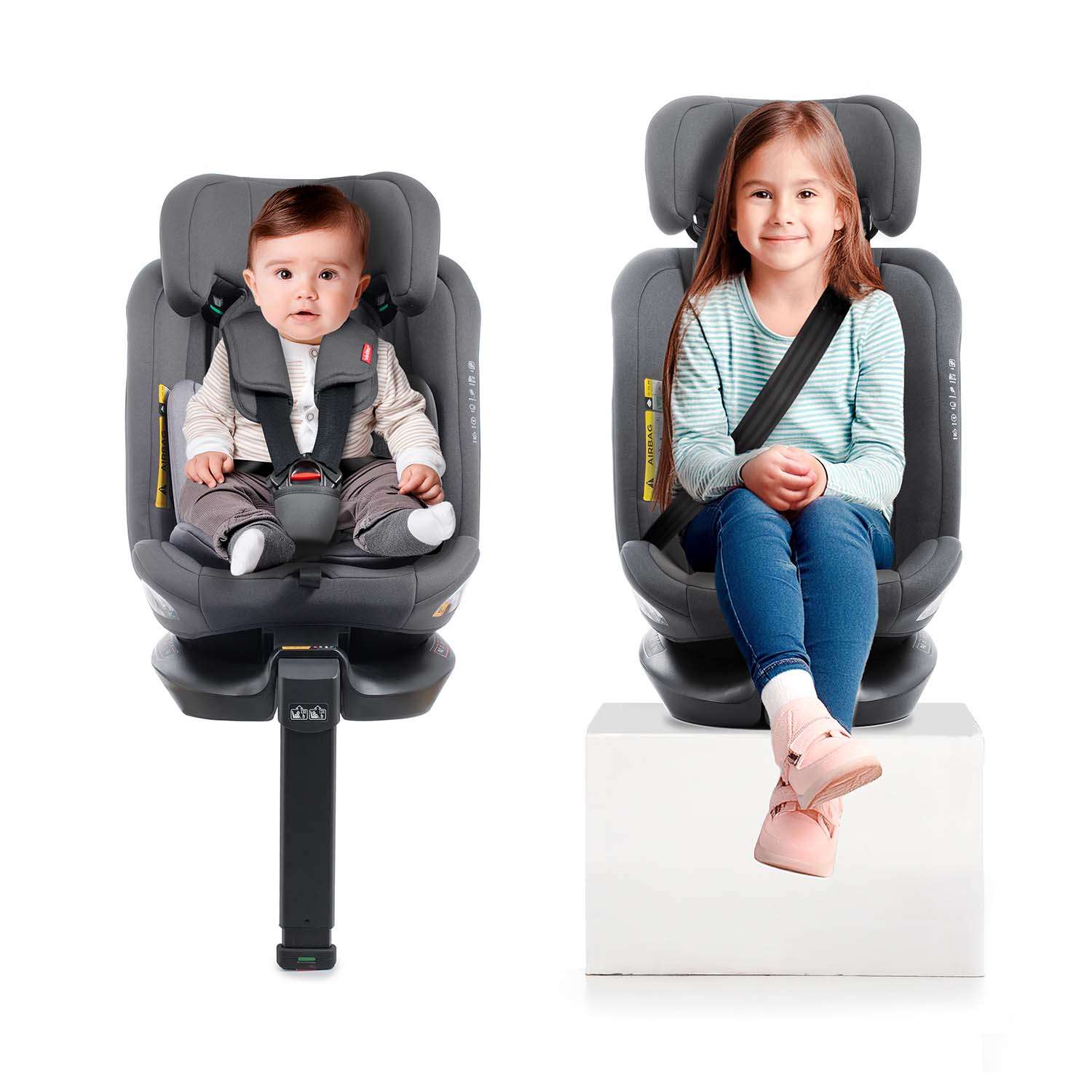 Un bebé y una niña posan sonrientes sentados en sus sillas de coche.